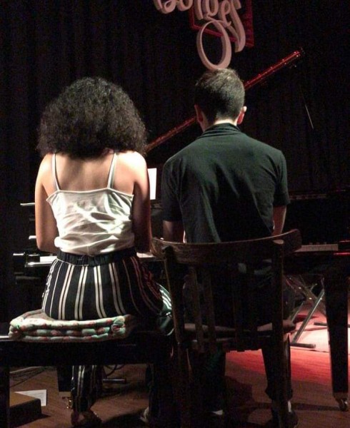 Martina y Juli&aacute;n tocando "Alfonsina y el Mar".